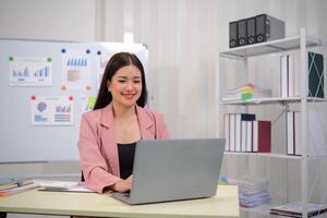 Geschäftsfrau Buchhalter mit Taschenrechner und Laptop zum finanziell Daten Speichern im Büro Zimmer, Geschäft finanziell, Steuer, Buchhaltung Konzept foto