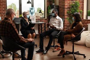 Multiethnische Menschen diskutieren über Sucht bei Selbsthilfegruppentherapie foto