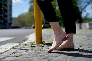 komfortabel Frauen Schuhe ein Straße Stil Konzept foto