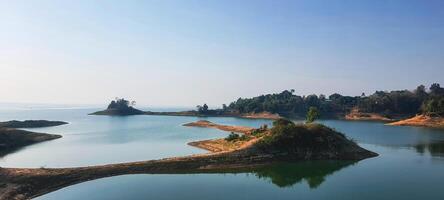 still nebelig Morgen von kaptai See szenisch Landschaft foto