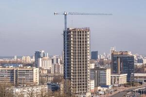 Silhoette von Turm Kräne auf Konstruktion Grundstück, Bereitstellung Gehäuse zum niedriges Einkommen Bürger von dritte Welt Länder foto