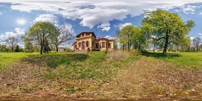 nahtlos kugelförmig 360 hdri Panorama in der Nähe von alt verlassen historisch Palast oder Heimstätte im gleichwinklig Projektion foto