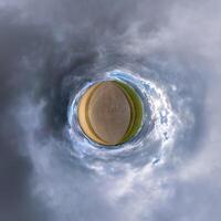 einfach winzig Planet ohne Gebäude im Blau Himmel mit schön Wolken. Transformation von kugelförmig Panorama 360 Grad. kugelförmig abstrakt Antenne Sicht. Krümmung von Raum. foto