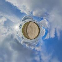 einfach winzig Planet ohne Gebäude im Blau Himmel mit schön Wolken. Transformation von kugelförmig Panorama 360 Grad. kugelförmig abstrakt Antenne Sicht. Krümmung von Raum. foto