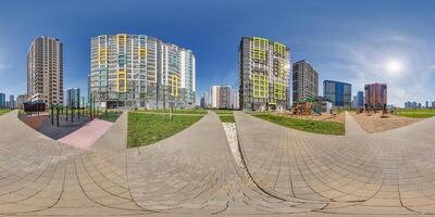 hdri Panorama 360 in der Nähe von Wolkenkratzer mehrstöckig Gebäude von Wohn Quartal Komplex mit Heiligenschein im Himmel im voll gleichwinklig nahtlos kugelförmig Projektion foto