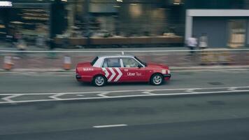 ein Flotte von Hong kong Taxen warten beim ein Taxi Stand. Hong kong Taxen sind leicht erkennbar durch ihr rot und Weiß Farben. foto