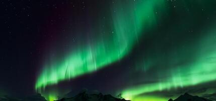 Aurora australis oder Aurora Borealis oder Grün Nord Beleuchtung Himmel über Berge. foto