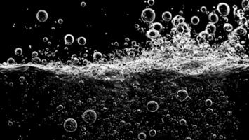 Limonade Wasser Luftblasen planschen unter Wasser gegen schwarz Hintergrund. foto