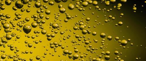 golden Hyaluron Öl Luftblasen Kollagen Serum oder Gelb Öl Luftblasen fallen Textur Hintergrund foto
