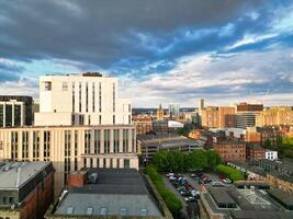 Antenne Aussicht von größer Manchester Stadt Center und hoch Gebäude während golden Stunde von Sonnenuntergang. England Vereinigtes Königreich. kann 5., 2024 foto