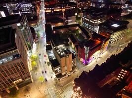 Antenne Nacht Aussicht von beleuchtet zentral Manchester Stadt und Innenstadt Gebäude, England vereinigt Königreich. kann 4., 2024 foto
