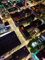 Antenne Nacht Aussicht von beleuchtet zentral Manchester Stadt und Innenstadt Gebäude, England vereinigt Königreich. kann 4., 2024 foto