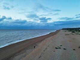 Antenne Aussicht von Walmer Strand und Meer Aussicht während Sonnenaufgang, Kent, England vereinigt Königreich. April 21., 2024 foto