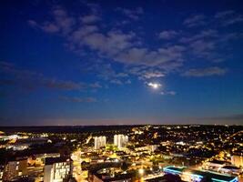 Antenne Aussicht von beleuchtet britisch Stadt von England während Nacht foto