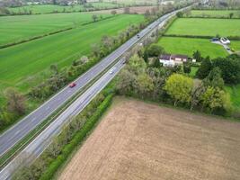 hoch Winkel Aussicht von britisch Landschaft Landschaft in der Nähe von Rugby Stadt von England vereinigt Königreich. April 8., 2024 foto