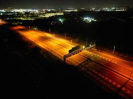 Antenne Aussicht von beleuchtet zentral Dartford London Stadt von England während Nacht. England Vereinigtes Königreich. April 14., 2024 foto