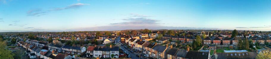 Antenne Panorama- Aussicht von Wohn Häuser beim Luton Stadt von England Vereinigtes Königreich während Sonnenaufgang. April 16., 2024 foto