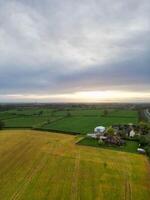 Antenne Aussicht von die meisten schön Landschaft Dorf in der Nähe von Rugby Stadt von England Vereinigtes Königreich. April 8., 2024 foto