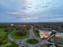 Antenne Aussicht von bedford Stadt von Bedfordshire, England Vereinigtes Königreich während windig und wolkig Tag. April 5., 2024 foto