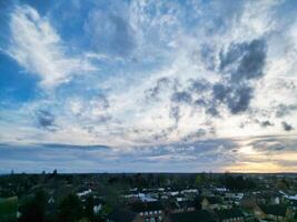 hoch Winkel Aussicht von Abonnieren Stadt, Dorf London, Uxbridge, England. vereinigt Königreich während Sonnenuntergang. April 3., 2024 foto