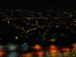 Antenne Nacht Aussicht von beleuchtet zentral aylesbury Stadt, Dorf von England vereinigt Königreich. April 1, 2024 foto