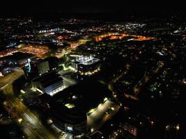 Antenne Nacht Aussicht von beleuchtet zentral aylesbury Stadt, Dorf von England vereinigt Königreich. April 1, 2024 foto