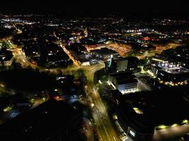 Antenne Nacht Aussicht von beleuchtet zentral aylesbury Stadt, Dorf von England vereinigt Königreich. April 1, 2024 foto