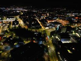 Antenne Nacht Aussicht von beleuchtet zentral aylesbury Stadt, Dorf von England vereinigt Königreich. April 1, 2024 foto