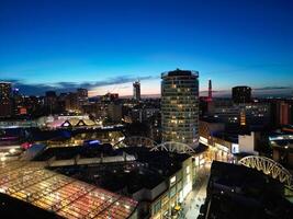 Antenne Nacht Aussicht von beleuchtet Stadt Center Gebäude von Birmingham zentral Stadt von England vereinigt Königreich. März 30., 2024 foto