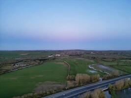 Antenne Aussicht von britisch Landschaft Landschaft in der Nähe von Oxford Stadt, Oxfordshire, England Vereinigtes Königreich während Sonnenaufgang Morgen. März 23., 2024 foto