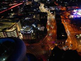 Antenne Nacht Aussicht von beleuchtet Stadt Center Gebäude von Birmingham zentral Stadt von England vereinigt Königreich. März 30., 2024 foto