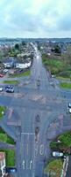 hoch Winkel Panorama- Aussicht von Luton Stadt während wolkig und regnerisch Sonnenuntergang. Luton, England Vereinigtes Königreich. März 26., 2024 foto