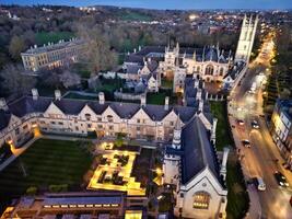 Antenne Aussicht von beleuchtet historisch Oxford zentral Stadt von England beim Nacht. England vereinigt Königreich. März 23., 2024 foto