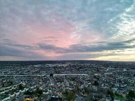 die meisten schön Antenne Aussicht von Wohn Kreis während Orange Sonnenuntergang Über Luton, England Vereinigtes Königreich. März 19., 2024 foto