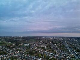 die meisten schön Antenne Aussicht von Wohn Kreis während Orange Sonnenuntergang Über Luton, England Vereinigtes Königreich. März 19., 2024 foto