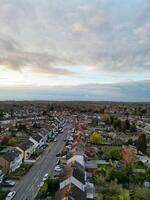 die meisten schön Antenne Aussicht von Wohn Kreis während Orange Sonnenuntergang Über Luton, England Vereinigtes Königreich. März 19., 2024 foto