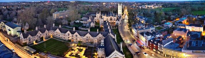 Antenne Panorama- Aussicht von beleuchtet historisch Oxford zentral Stadt von England beim Nacht. England vereinigt Königreich. März 23., 2024 foto