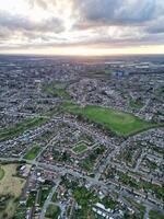 Antenne Aussicht von Wohn Nachlass beim Luton Stadt von England während Sonnenuntergang. vereinigt Königreich. März 17., 2024 foto