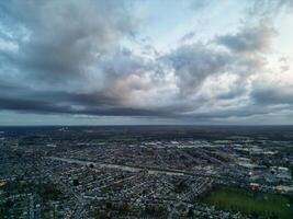 Antenne Aussicht von Wohn Nachlass beim Luton Stadt von England während Sonnenuntergang. vereinigt Königreich. März 17., 2024 foto