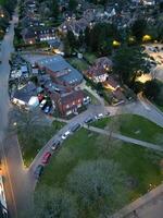 hoch Winkel Aussicht von beleuchtet zentral harpenden Stadt, Dorf von England während Nacht. vereinigt Königreich. März 16., 2024 foto