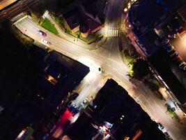 hoch Winkel Aussicht von beleuchtet zentral harpenden Stadt, Dorf von England während Nacht. vereinigt Königreich. März 16., 2024 foto