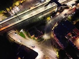 hoch Winkel Aussicht von beleuchtet zentral harpenden Stadt, Dorf von England während Nacht. vereinigt Königreich. März 16., 2024 foto