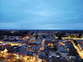 hoch Winkel Aussicht von beleuchtet zentral harpenden Stadt, Dorf von England während Nacht. vereinigt Königreich. März 16., 2024 foto