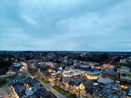 hoch Winkel Aussicht von beleuchtet zentral harpenden Stadt, Dorf von England während Nacht. vereinigt Königreich. März 16., 2024 foto