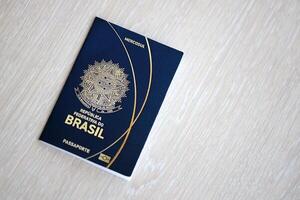 Reisepass Buch von föderativ Republik von Brasilien auf hölzern Hintergrund foto