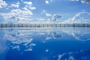 weiße Wolke am Himmel foto