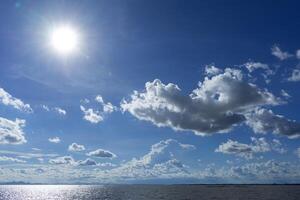 weiße Wolke am Himmel foto