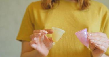 Nahaufnahme der Menstruationstasse in den Händen der Frau. Zero Waste und umweltfreundliches Konzept foto