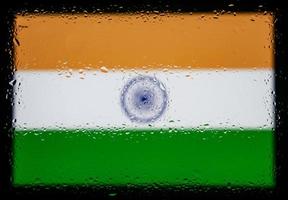 Wassertropfen auf Indien Flagge Hintergrund. geringe Schärfentiefe. selektiver Fokus. getönt. foto