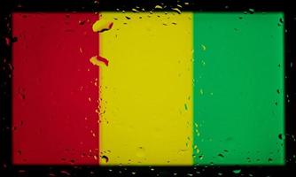 Wassertropfen auf Guinea Flag Hintergrund. geringe Schärfentiefe. selektiver Fokus. getönt. foto